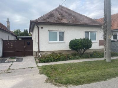 FOX - Rodinný dom Opoj, okres Trnava – 4 izby, pozemok 738 m², garáž a hospodárske stavby