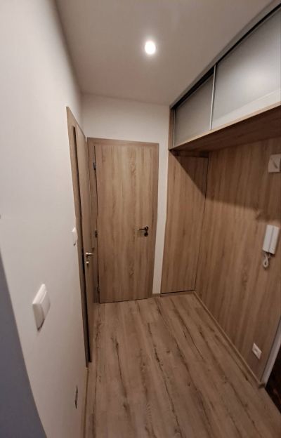 FOX - Zrekonštruovaný veľký 1 izbový byt * 2x balkón * - 8