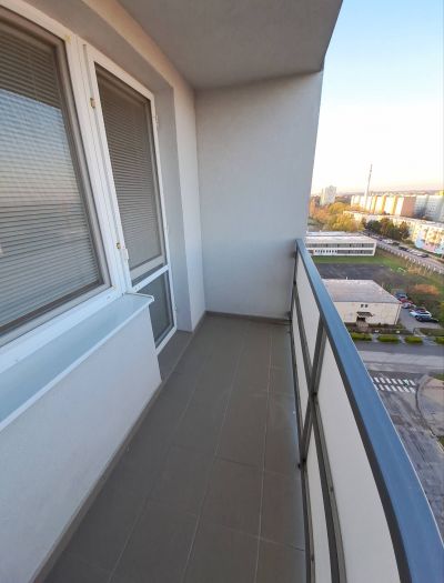 FOX - Zrekonštruovaný veľký 1 izbový byt * 2x balkón * - 13