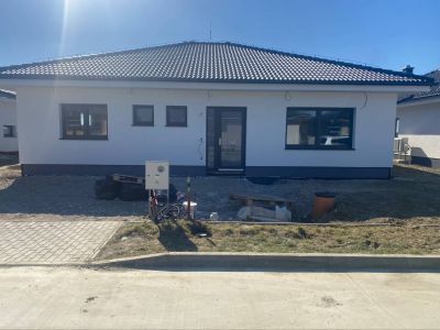 FOX * 4 izbový rodinný dom typ / Bungalov / v štádiu HOLODOM * pozemok 570 m2 * Šúrovce - 1