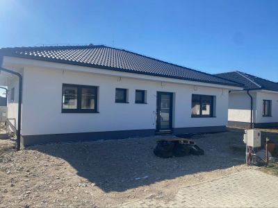 FOX * 4 izbový rodinný dom typ / Bungalov / v štádiu HOLODOM * pozemok 570 m2 * Šúrovce - 2