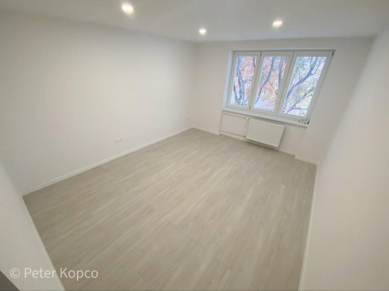 FOX * 4 izbový byt * Hospodárska * kompletná nová rekonštrukcia * balkón - 2