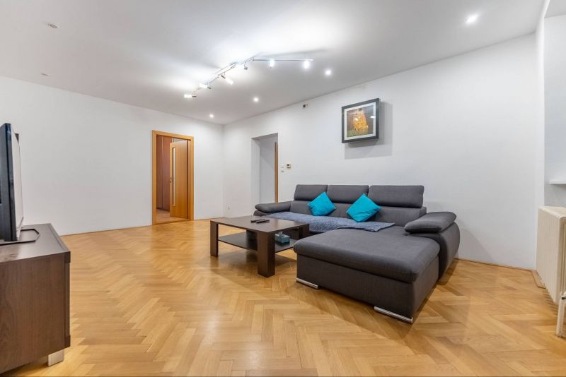 FOX - Predaj * veľký 3 izbový byt s garážou * Sladovnícka ul. - 7