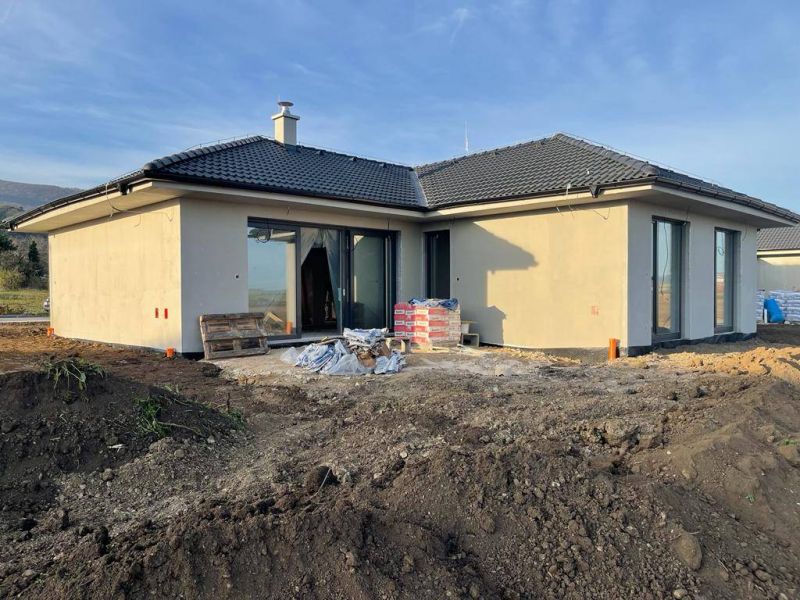 FOX - NOVOSTAVBY RD s exkluzívnym výhľadom * Smolenice * rezidenčná lokalita * pozemok 524 m2 - 2