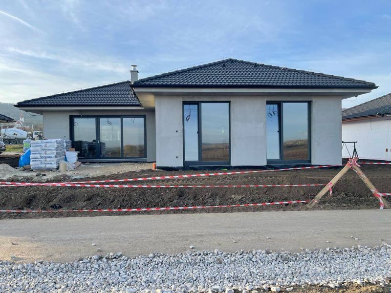 FOX - NOVOSTAVBY RD s exkluzívnym výhľadom * Smolenice * rezidenčná lokalita * pozemok 524 m2 - 1