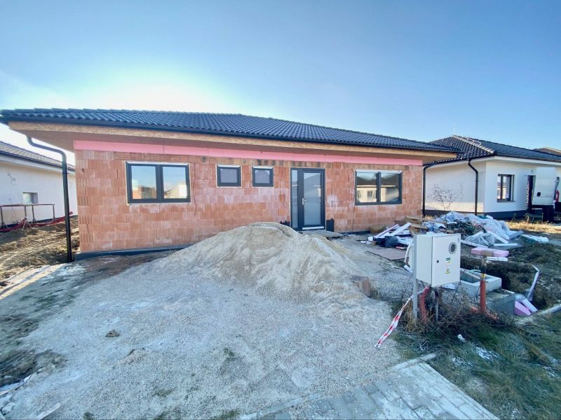 FOX * 4 izbový rodinný dom typ / Bungalov / v štádiu HOLODOM * pozemok 570 m2 * Šúrovce - 2