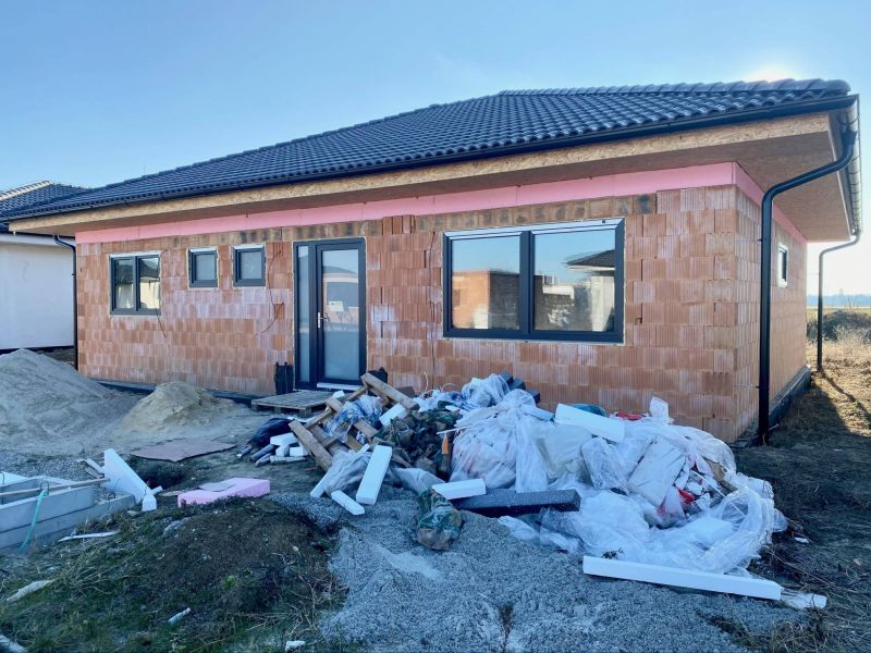 FOX * 4 izbový rodinný dom typ / Bungalov / v štádiu HOLODOM * pozemok 570 m2 * Šúrovce - 1