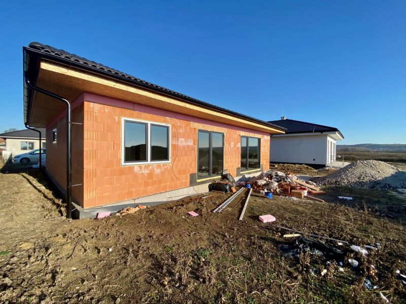 FOX * 4 izbový rodinný dom typ / Bungalov / v štádiu HOLODOM * pozemok 570 m2 * Šúrovce - 5