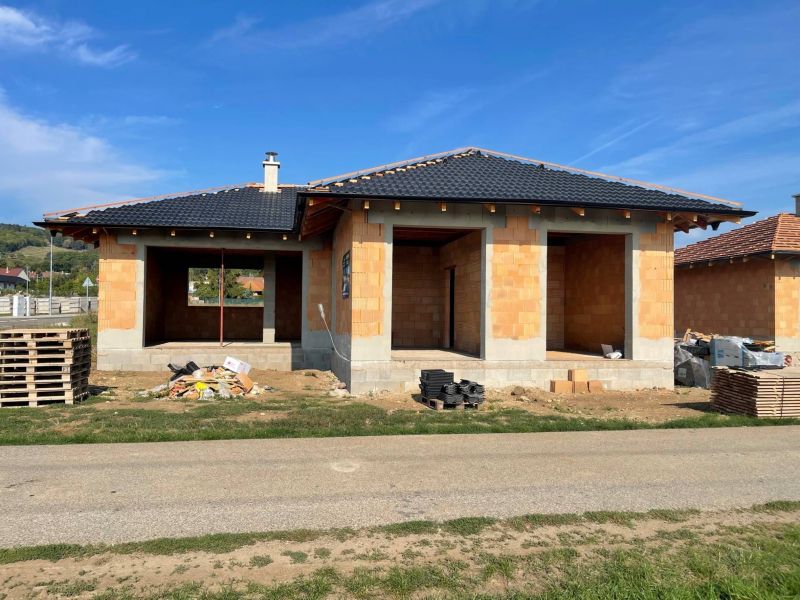 FOX - NOVOSTAVBY RD s exkluzívnym výhľadom * Smolenice * rezidenčná lokalita * pozemok 524 m2 - 1