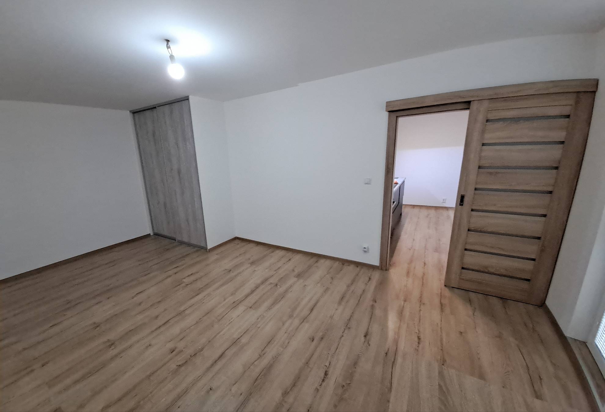 FOX - Zrekonštruovaný veľký 1 izbový byt * 2x balkón * 