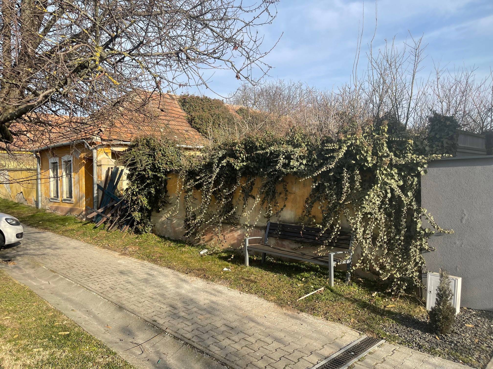 FOX - pozemok o výmere 2830 m2 so starým rodinným domom * Zavar * 