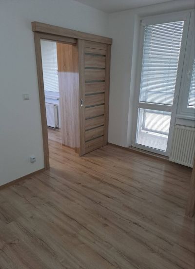 FOX - Zrekonštruovaný veľký 1 izbový byt * 2x balkón * - 10