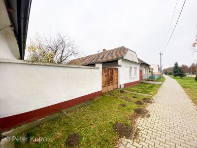 FOX - REZERVOVANÉ * rodinný dom v pôvodnom stave * Abrahám * rozmer pozemku 761 m2 - 2